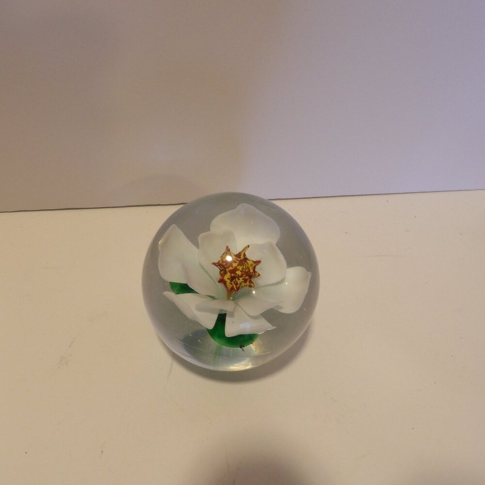 + DYNASTY GALLERY HEIRLOOM COLLECTIBLES American Lotus Flower PAPERWEIGHT